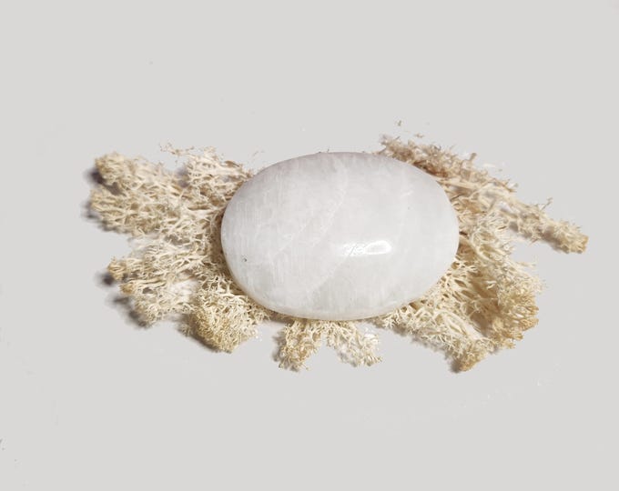 White moonstone palmstone: Promotes intuition, emotional balance and peace. Helps with new beginnings and letting go of stress.
