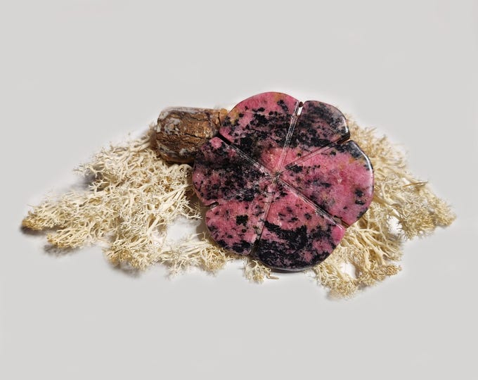 Four-leaf clover, apple, rhodonite, blue lace agate, moss agate, fire quartz. Ideal for meditation, altar, decoration or pocket stone.
