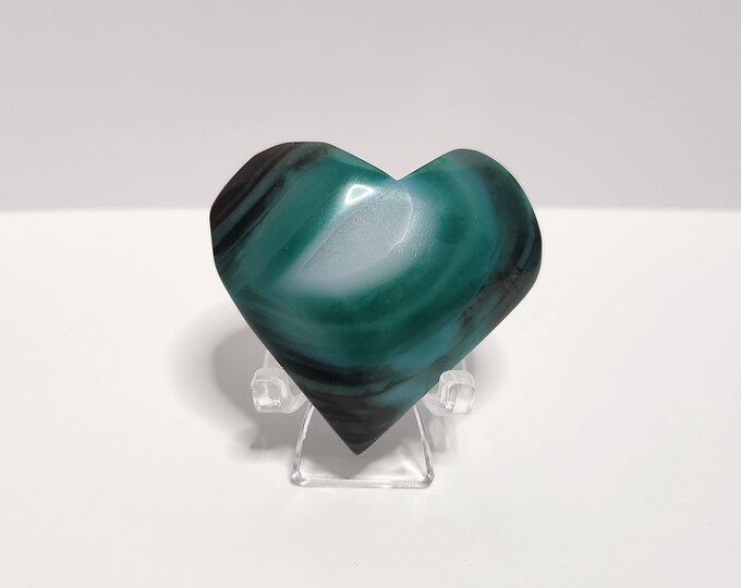 Green Agate Heart: Promotes emotional balance, self-love and harmony. Helps release negative energy and brings peace and stability.