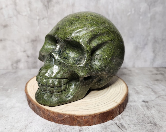 Epidote with pyrite skull: Healing and protective properties, it promotes personal growth, emotional balance and self-confidence.