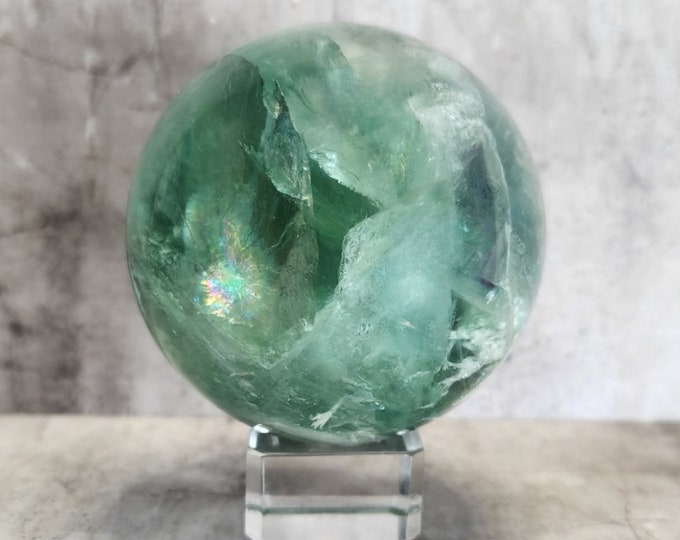 Green Fluorite Sphere: Promotes focus, emotional balance and spiritual growth. Purifies energy and stimulates clear thinking.