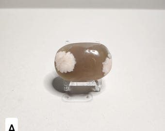 Flower agate pocket stone: Promotes personal growth, emotional balance and self-confidence. Helps to release blockages and offers protection.