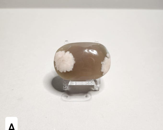 Flower agate pocket stone: Promotes personal growth, emotional balance and self-confidence. Helps to release blockages and offers protection.