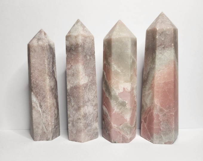 Soft peach Calcite helps you calm down, strengthen and get back in touch with your feelings. Support during stress and self-care moments.