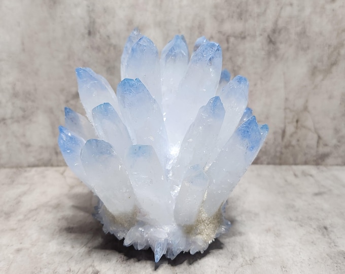 Lab grown quartz cluster with blue points. Ideal for decoration and energetic work, with a purifying and harmonizing effect.