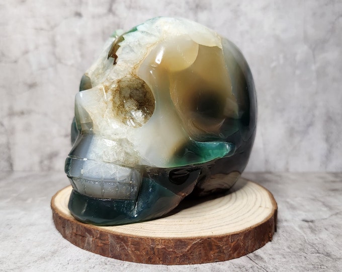 Green Agate: Known for its grounding and harmonizing properties. Promotes emotional balance, growth and stability.
