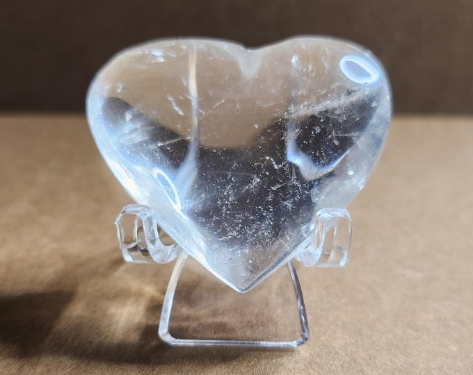Rock crystal heart: Clear crystal in heart shape, strengthens energy and clarity. Promotes balance, harmony and protects against negativity.