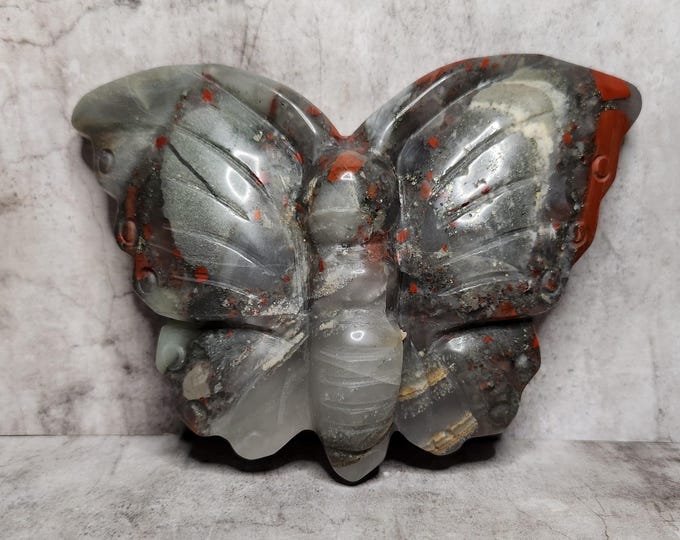 Bloodstone Butterfly: soothes irritation and aggression, helps with self-control, has a stimulating effect and increases adaptability.