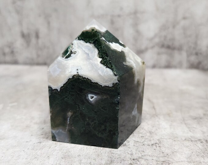 Green Moss Agate: Symbol of abundance and renewal. Promotes stability, growth and connection with nature.