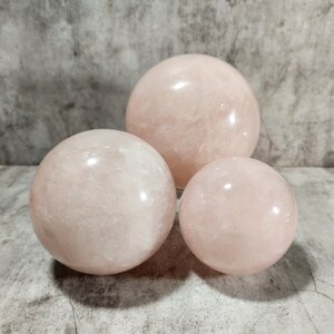 Quartz rose : affectueux, apaisant. Favorise l’acceptation de soi et l’harmonie. Ouvre le cœur à l’amour et au bien-être émotionnel.