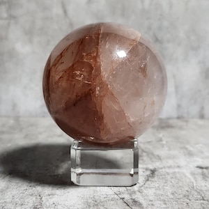 Sfera di quarzo di fuoco: piena di energia e determinazione, è la tua compagna nel superare gli ostacoli e scatenare il tuo fuoco interiore.