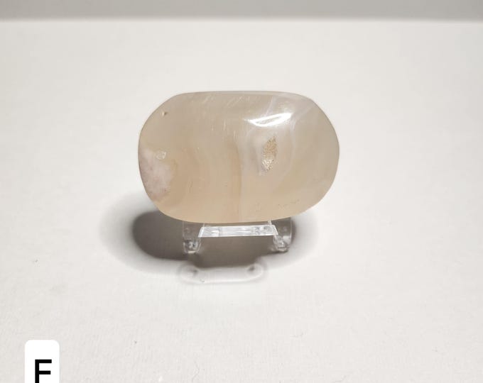 Flower agate pocket stone: Promotes growth and emotional balance. Helps with self-confidence and letting go of blockages. Offers calmness and protection.