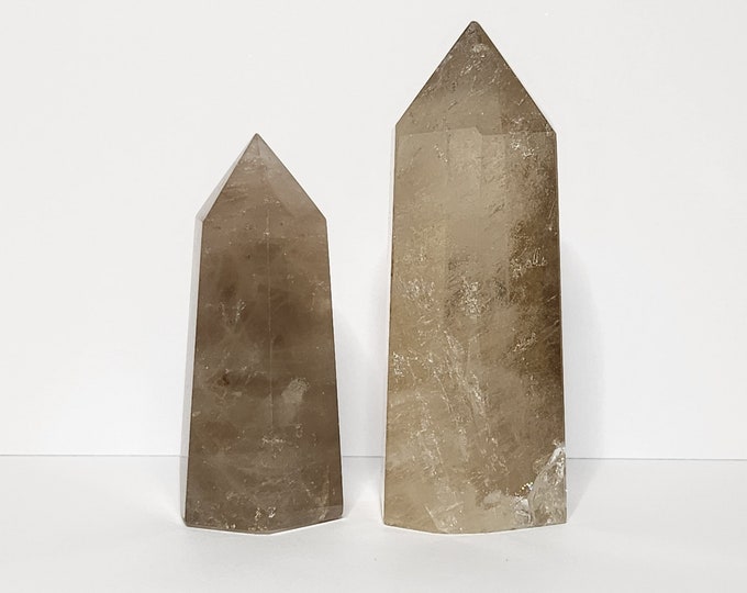 Smoky Quartz: Grounding power, defends against negativity, stimulates clarity. Essential for stability and emotional balance.