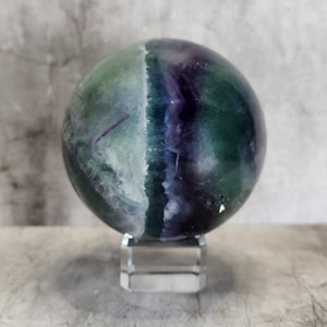 La fluorite arc-en-ciel protège contre la surstimulation psychologique et l’énergie des autres. Calme l'esprit et donne un sentiment de sécurité.