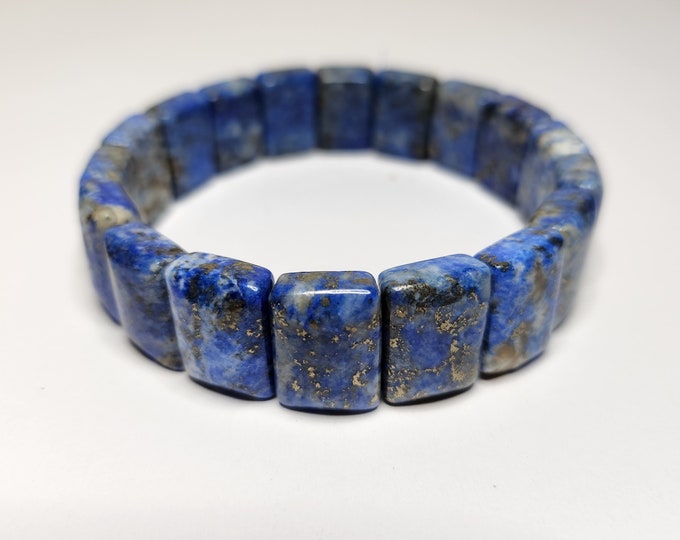 Lapis lazuli: Deep blue gemstone with golden pyrite inclusions. This stone promotes wisdom, inner peace and spiritual enlightenment.