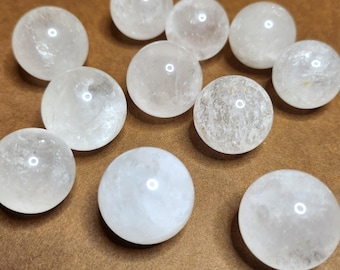 Rock crystal pearl: Clear stone that amplifies energy, promotes clarity and wards off negative influences. Ideal for balance and healing.