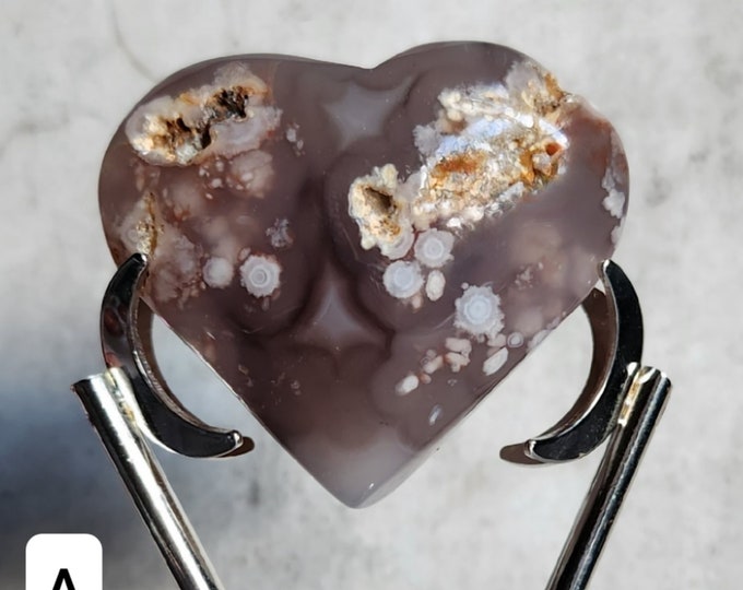 Black Flower Agate: Grounding with protective power. Stimulates courage, stability and emotional balance, absorbs negative energy.