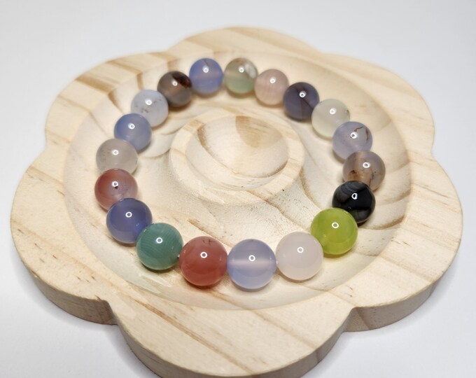 Colored Agate: Artificially colored, known to be protective and balancing. Promotes emotional healing, stability.