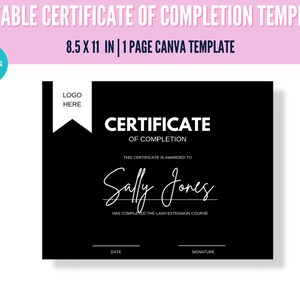 Può includere: Modello di certificato in bianco e nero con il testo "CERTIFICATE OF COMPLETION" e le parole "THIS CERTIFICATE IS AWARDED TO" seguite da uno spazio per un nome. Il testo "HAS COMPLETED THE LASH EXTENSION COURSE" si trova sotto lo spazio per il nome. Il modello ha spazi per una data e una firma.