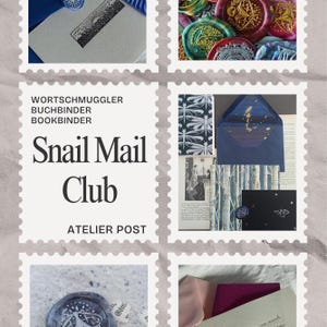 Könnte beinhalten: Eine Collage von Bildern im Poststempel-Stil mit Schreibwaren und Wachssiegeln. Der zentrale Stempel lautet "Snail Mail Club" mit "Atelier Post" darunter. Weitere Stempel zeigen Umschläge, gemustertes Papier und dekorative Siegel.