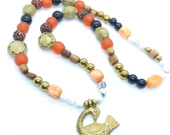 Collar de pájaro Sankofa: jaspe naranja, howlita y adinkra