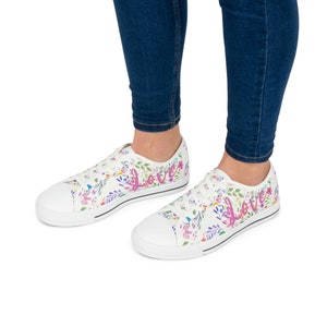 Women's Low Top Sneakers Love Flower Heart Design image 7