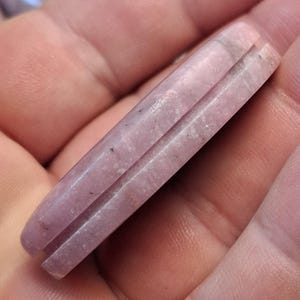 Räfflad petalit cabochon