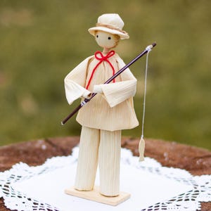 Traditionele handgemaakte Slowaakse maïskolfpop van een boer met een schoffel, visserfiguurtje, rustieke decoratie voor een visplek aan het meer, cadeau voor een sportvisser