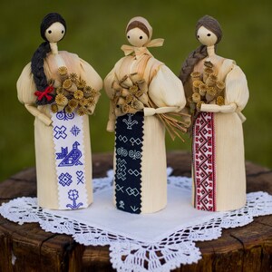 Conjunto de 3 bonecas/figuras de colheita de palha de milho com vagem de papoula, arte folclórica eslovaca feita à mão, objetos de decoração rústica para prateleira representando mulheres da aldeia.