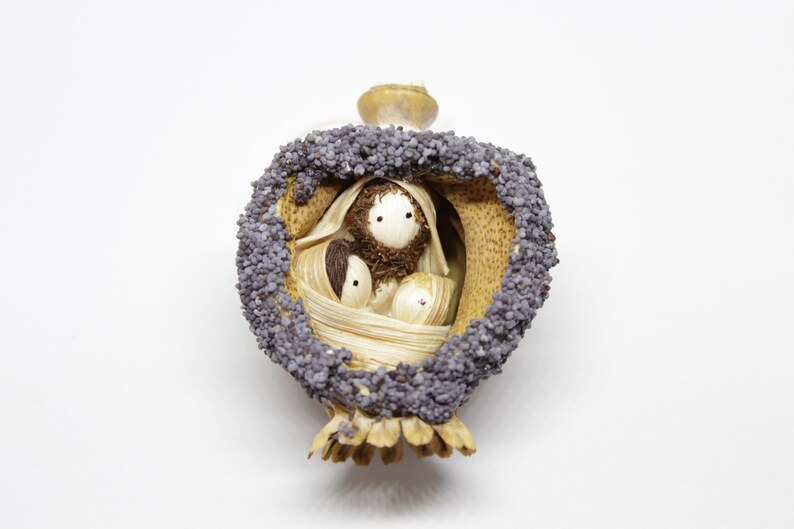 Betlehem nativity corn husk dolls Holy Family in poppy shell image 0