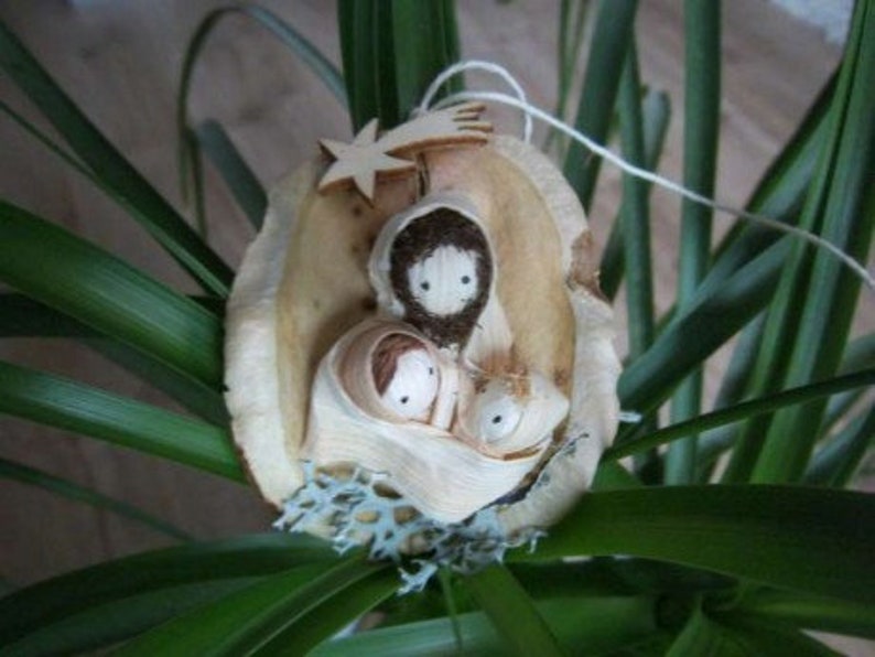 Betlehem nativity corn husk dolls Holy Family in nutshell image 0