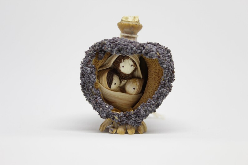 Betlehem nativity corn husk dolls Holy Family in poppy shell image 1