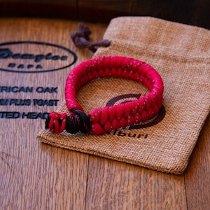 Pulsera Paracord negra reflectante roja vibrante