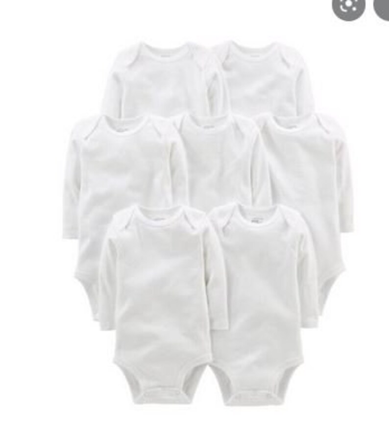 Pode incluir: Um conjunto de dez bodies brancos de manga comprida para beb&ecirc;.