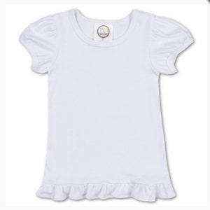 Op de afbeelding: Wit T-shirt met korte mouwen en een gerimpelde zoom. Het shirt heeft een klein label met de letters "BB" erop.
