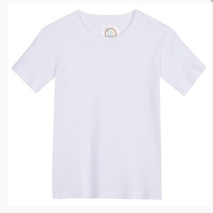 Op de afbeelding: Een wit T-shirt met korte mouwen.