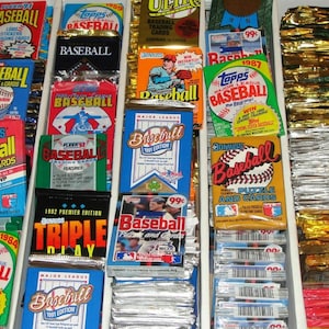 Enorme lotto di 100 vecchie carte da baseball vintage non aperte in confezioni di cellophane cerato