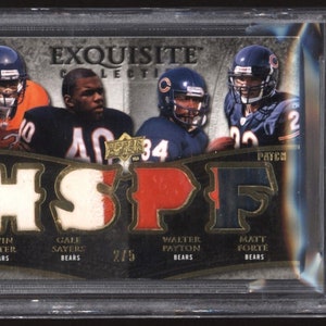 Può includere: Una carta sportiva classificata con quattro giocatori di football americano dei Chicago Bears: Devin Hester, Gale Sayers, Walter Payton e Matt Forte. La carta è della collezione Exquisite 2009 e presenta una patch in lamina dorata con i nomi dei giocatori e il logo della squadra. La carta è classificata 8,5 da Beckett Grading Services.