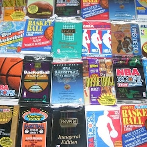 Énorme lot de 55 anciennes cartes à collectionner de sports de basket-ball NBA vintage non ouvertes dans des paquets de cire NEUF