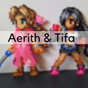 Peut inclure: Deux figurines en pixel art d'Aerith et Tifa de Final Fantasy VII. Aerith tient un bâton bleu et porte une robe rose. Tifa porte une tenue bleu et noir et a les cheveux en queue de cheval.