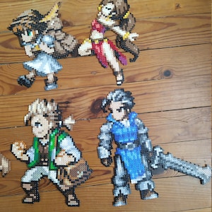 Puede incluir: Cuatro figuras de pixel art hechas con cuentas de colores. Las figuras son una mujer con un vestido rojo, una mujer con un vestido blanco, un hombre con un chaleco verde y un hombre con armadura azul.