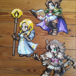 Puede incluir: Tres figuras de pixel art hechas de cuentas de colores. Las figuras son una mujer con cabello rubio sosteniendo un bast&oacute;n, un hombre con cabello casta&ntilde;o sosteniendo un libro y una mujer con cabello casta&ntilde;o sosteniendo un arco y una flecha.