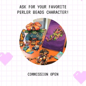 Puede incluir: Una colecci&oacute;n de personajes de cuentas Perler de colores, que incluyen una flor, una criatura verde, un esqueleto y una mujer con armadura. Los personajes se muestran en una mesa de madera con un lienzo morado en el fondo. El texto "ASK FOR YOUR FAVORITE PERLER BEADS CHARACTER!" est&aacute; en la parte superior de la imagen, y el texto "COMMISSION OPEN" est&aacute; en la parte inferior.