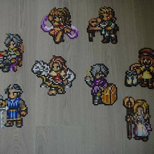 Peut inclure: Huit personnages en pixel art, chacun avec un design et une palette de couleurs uniques, sont affichés sur un fond en bois gris. Les personnages sont faits de petites perles et sont disposés en grille.