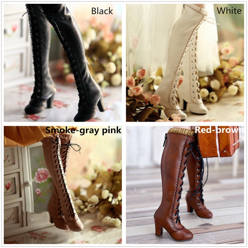 Pode incluir: Quatro pares de botas de boneca em cores diferentes: preto, branco, rosa cinza fumo e vermelho-castanho. Cada par apresenta um design com atacadores e um salto alto. As botas s&atilde;o at&eacute; ao joelho e feitas de um material liso.