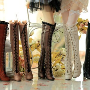 Pode incluir: Uma cole&ccedil;&atilde;o de botas altas em v&aacute;rias cores, incluindo castanho, bege e preto. As botas apresentam detalhes de atacadores e saltos altos. Algumas botas t&ecirc;m uma borda com babados na parte superior. As botas s&atilde;o exibidas em um ambiente bem iluminado.