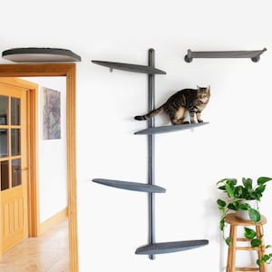 Krabpaal en planken voor aan de muur. Op maat gemaakte kattenmuur met een combinatie van een 1 meter hoge krabpaal, een kattenplank en een aan de muur bevestigde hangmat. Modern kattenmeubilair.