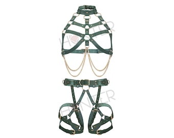 Conjunto de arnés de cuero verde para el cuerpo, con pecho descubierto y arnés para los muslos.
