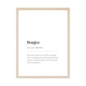Può includere: Una definizione stampabile della parola "Boujee" in caratteri in bianco e nero su sfondo bianco. La definizione è "[boo-jee] aggettivo Chi aspira a vivere una vita di classe superiore, creando un'aura di ricchezza per il proprio status. Una abbreviazione della parola francese 'borghese'."