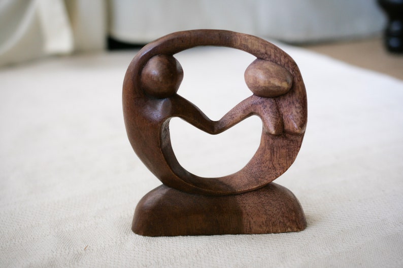 Sculpture abstraite vintage en forme de coeur d'amoureux du bois image 1